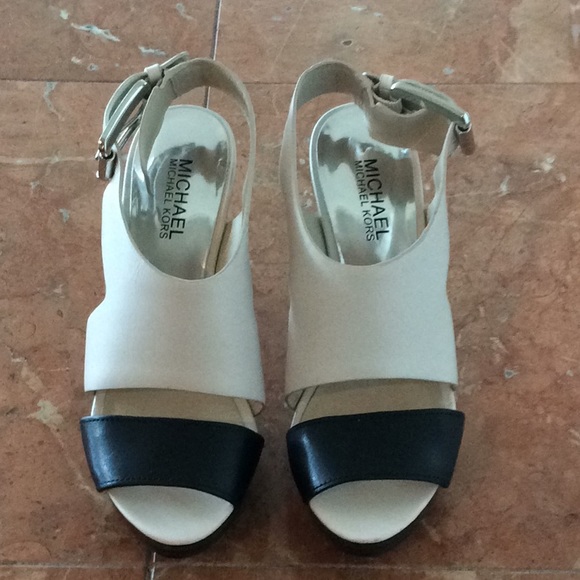 Michael Kors Black and White Sandel - Picture 2 of 6